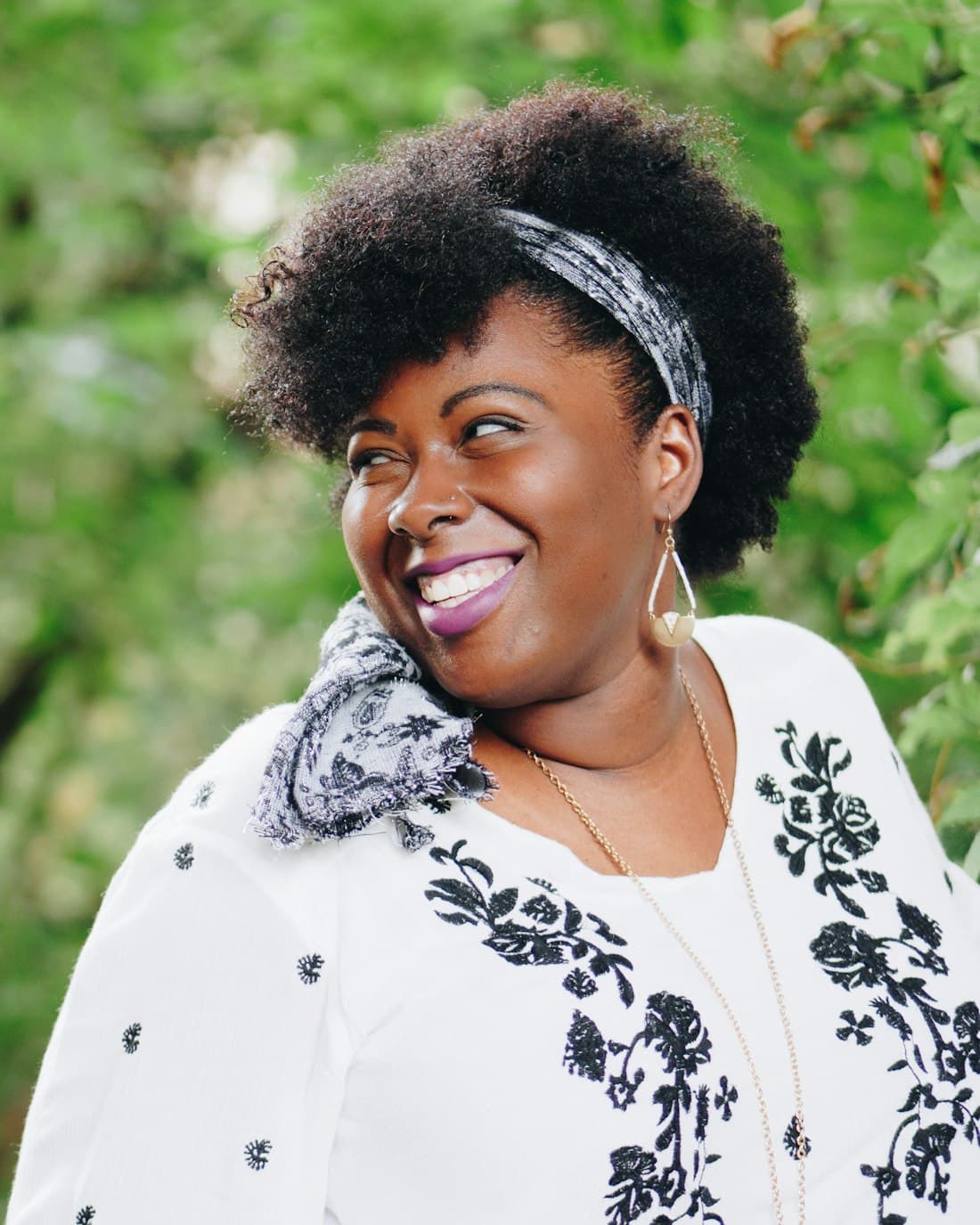 Une femme de la diaspora africaine, souriante, heureuse d’avoir reçu son colis